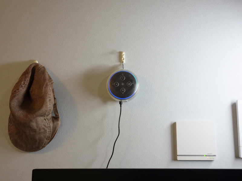 壁面に設置したEcho Dot。正面に置いているのでリングが光ったときも目に入りやすくなりました。