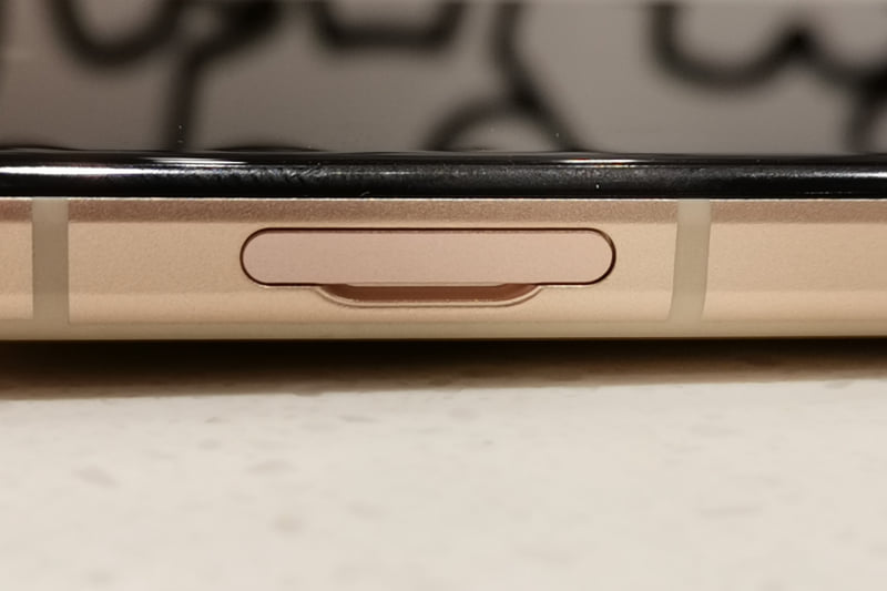 AQUOS senseシリーズのSIMスロットは、爪を引っ掛けて引き出すタイプのものが多い。そのため、SIMピンが付属しない。SIMピン愛好者としては、少しだけ残念な気持ちになる