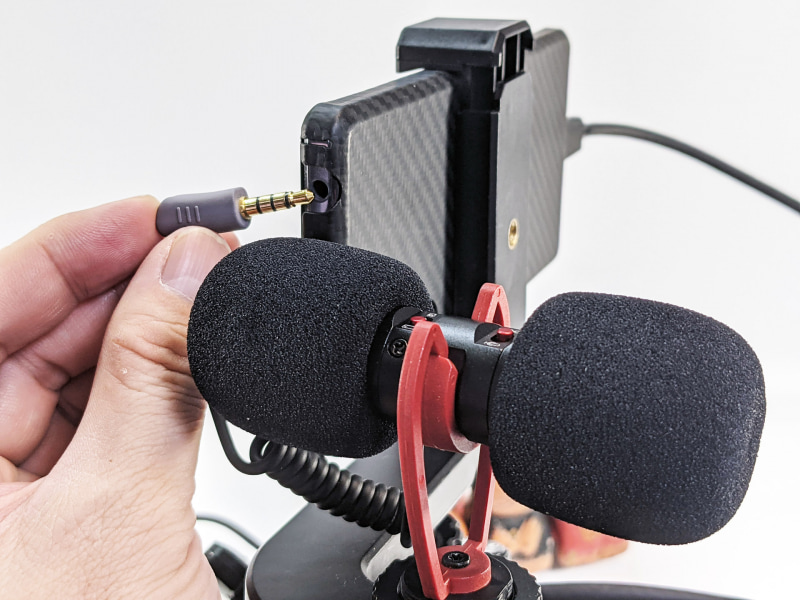 4極プラグのマイクをXperia 1 IIの3.5mmイヤホンジャックに装着