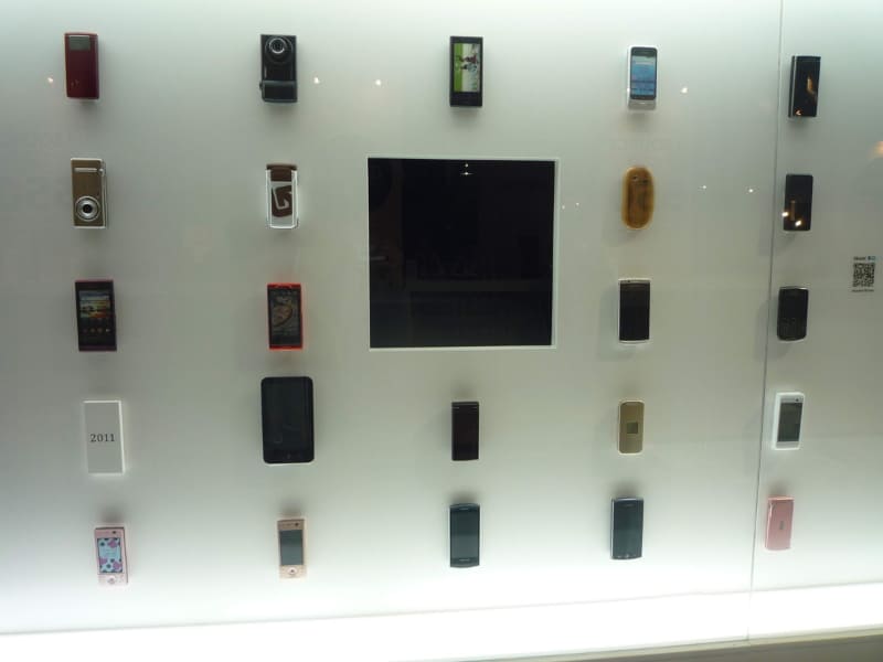 筆者が現物（モック）を見たのは、これが最初で最後。2012年に明治神宮外苑で開催された「TOKYO DESIGNERS WEEK 2012」で、ドコモは1987年以降に発売した600機種以上を展示していた