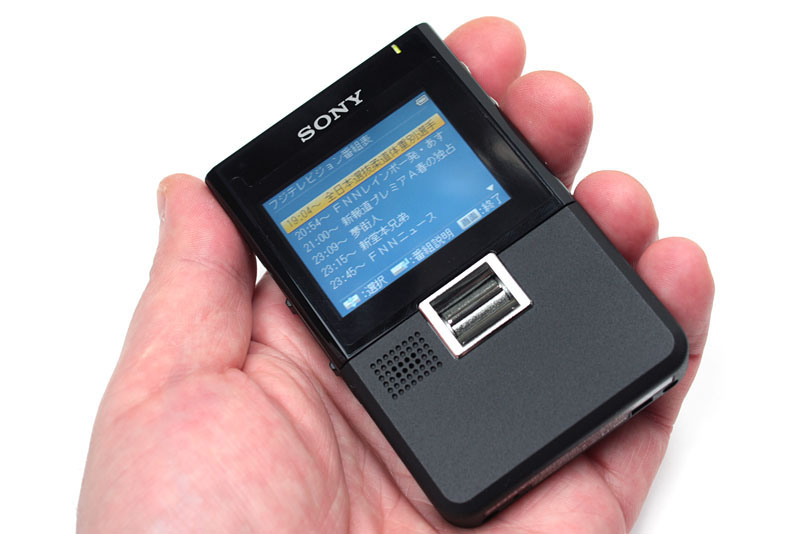 ソニー「<a href="https://www.sony.jp/oneseg-radio/products/XDV-G200/">XDV-G200</a>」。現在は残念ながら生産完了となってしまったが、画質も音質もナイスでありつつ受信感度も良好。ちなみにソニーのワンセグ関連製品は全て<a href="https://www.sony.jp/oneseg-radio/lineup/">生産完了</a>となっている。超残念。なお、XDV-G200の詳細については以下の記事でどうぞ。