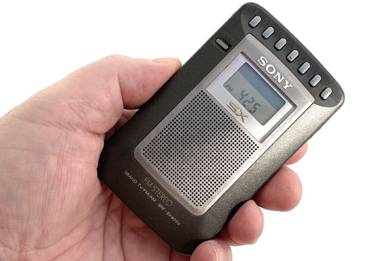 左はソニーの名刺サイズラジオSRF-SX905V(生産完了)。使いやすくて音もイイ!!!　現在もソニーからイイ感じの<a href="https://www.sony.jp/radio/lineup/">名刺サイズラジオ</a>が何機種か出ている。中央と右は往年の短波ラジオで、中央がナショナル「クーガー2200(RF-2200)」で、右はソニー「ICF-SW55」。てゅーかこういう「良い短波ラジオ」が次々と姿を消しつつ日本語短波放送も消えていって寂しい限りである。でも短波放送にご興味があれば、ゼヒ↓の記事を読んでBCLを始めよう!!!