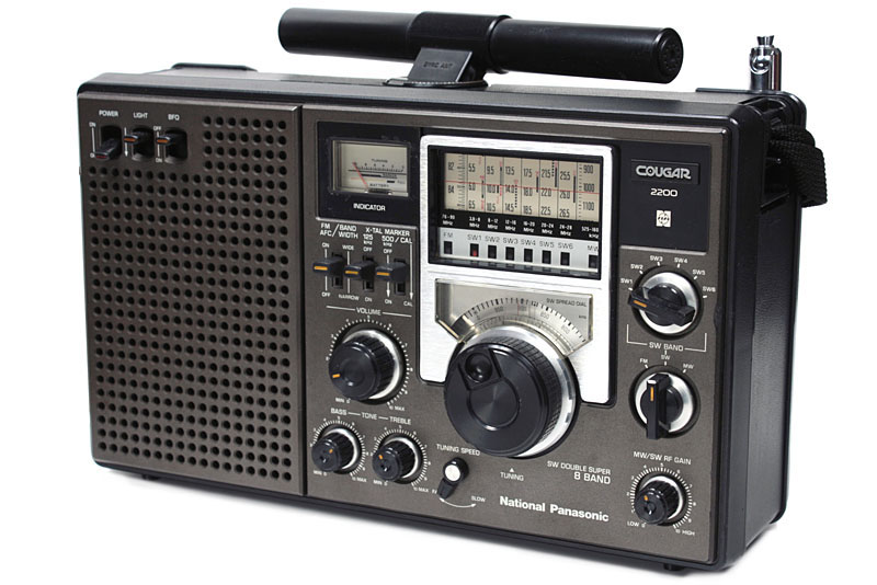 左はソニーの名刺サイズラジオSRF-SX905V(生産完了)。使いやすくて音もイイ!!!　現在もソニーからイイ感じの<a href="https://www.sony.jp/radio/lineup/">名刺サイズラジオ</a>が何機種か出ている。中央と右は往年の短波ラジオで、中央がナショナル「クーガー2200(RF-2200)」で、右はソニー「ICF-SW55」。てゅーかこういう「良い短波ラジオ」が次々と姿を消しつつ日本語短波放送も消えていって寂しい限りである。でも短波放送にご興味があれば、ゼヒ↓の記事を読んでBCLを始めよう!!!