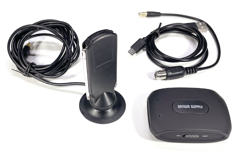 サンワサプライ「ワンセグチューナー 400-1SG007」の本体部分は手のひらサイズ。スマートフォンとはWi-Fiで接続するタイプで、付属アンテナのケーブル長は180cmあるので、チューナーを受信状態の良い場所に設置して、そこからある程度離れた場所でのワンセグ視聴が可能だ。家庭用アンテナと接続するケーブルも付属している。写真には写っていないが、本体に直接取り付ける短いロッドアンテナも付属している。電源は内蔵充電池でUSB充電できる。サンワダイレクト税込価格は9980円。