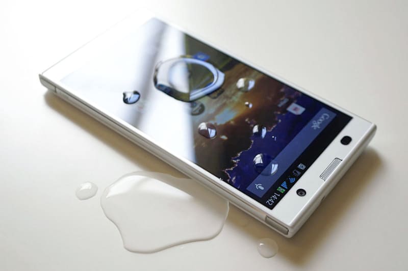 富士通「ARROWS NX F-06E」はワンセグ/フルセグ対応の防水スマートフォンで、初期搭載OSはAndroid 4.2、画面は約5.2インチ Full HD(1080×1920ドット)。スマートフォンとしてはかなり旧世代となるが、ワンセグ/フルセグ受信はフツーに良好♪　防水という点もイイ感じ。中古品のタマ数もけっこうあるようで、中古価格レンジは3000円～6000円といったところ。