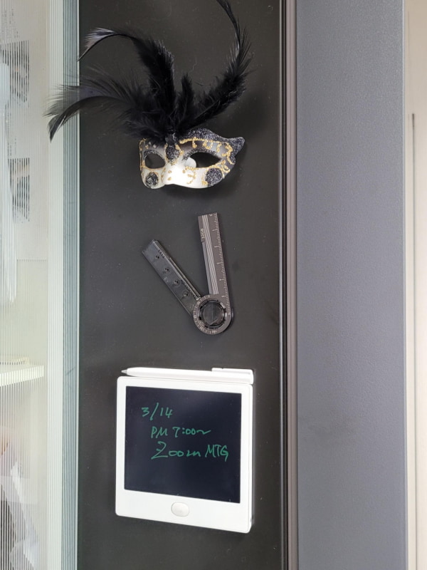 マグネットが仕込まれていて金属面にくっつく