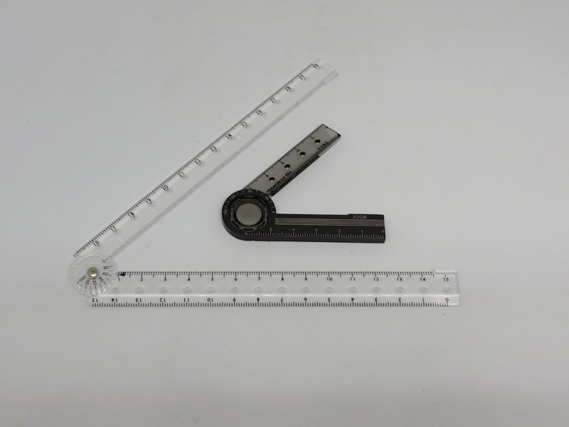 イメージとしてはよく似た2つ。分度器はいずれも15度刻みでクリック感あり