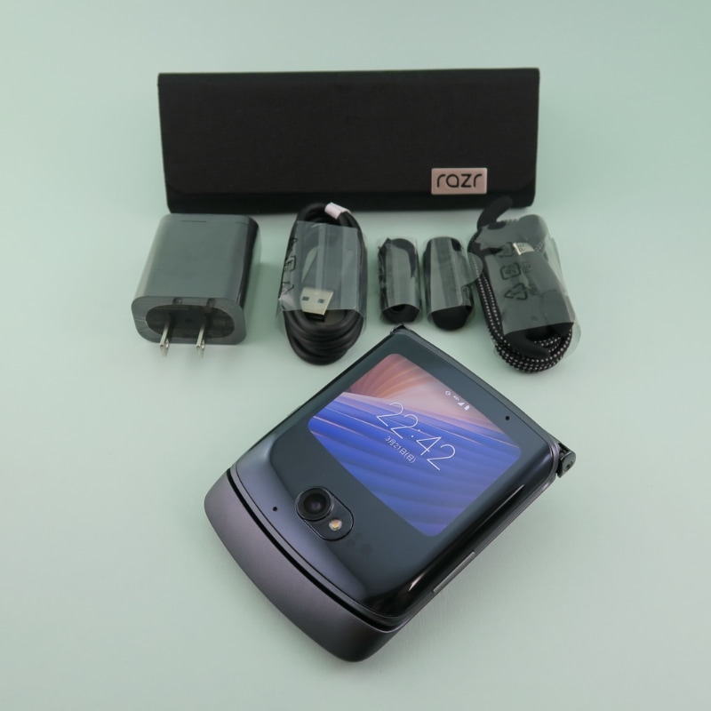 パッケージにはACアダプターやUSB Type-Cケーブル、ヘッドセットアダプター、DENONプレミアムヘッドセットなどが同梱される。後ろにあるのはアクセサリー類を格納するケース