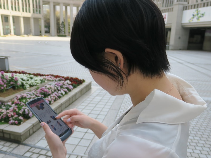 女性の手には72.6mm幅はややワイドなため、左手で持ち、右手の指で操作が簡単