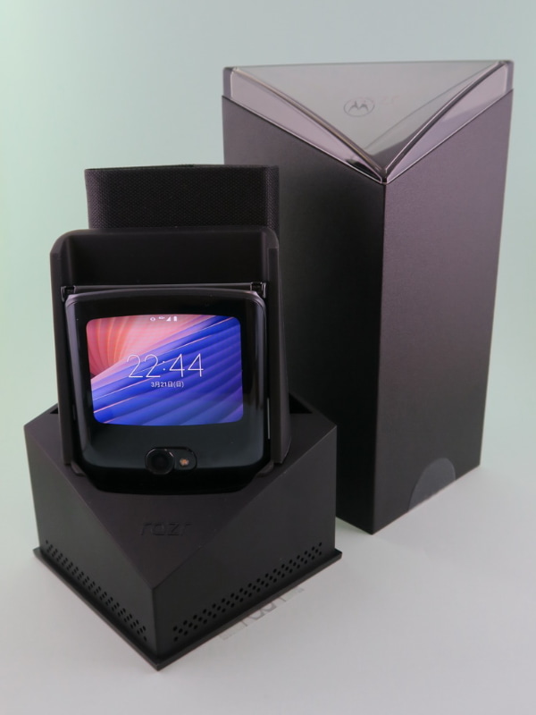 プレミアム感を演出する専用パッケージに端末やアクセサリー類が格納されている