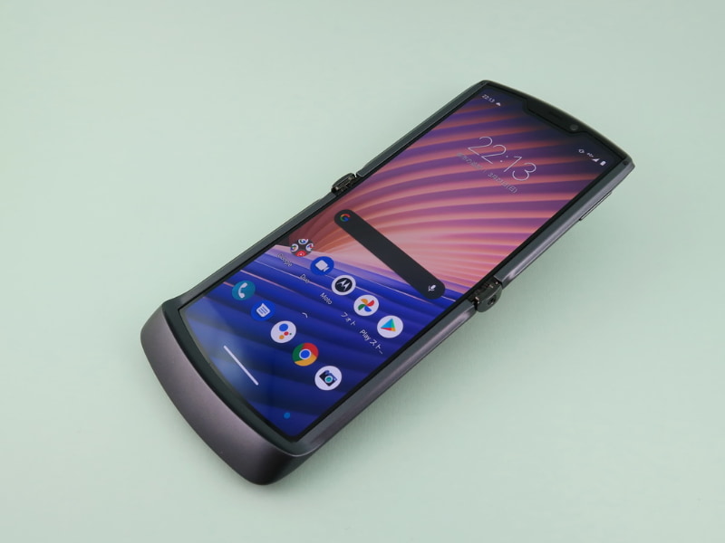 モトローラ／ソフトバンク「motorola razr 5G」、オープン時：169.2mm（高さ）×72.6mm（幅）×7.9mm（厚さ）、クローズ時：91.7mm（高さ）×72.6mm（幅）×16mm（厚さ）、約192g（重さ）、ポリッシュドグラファイト（写真）