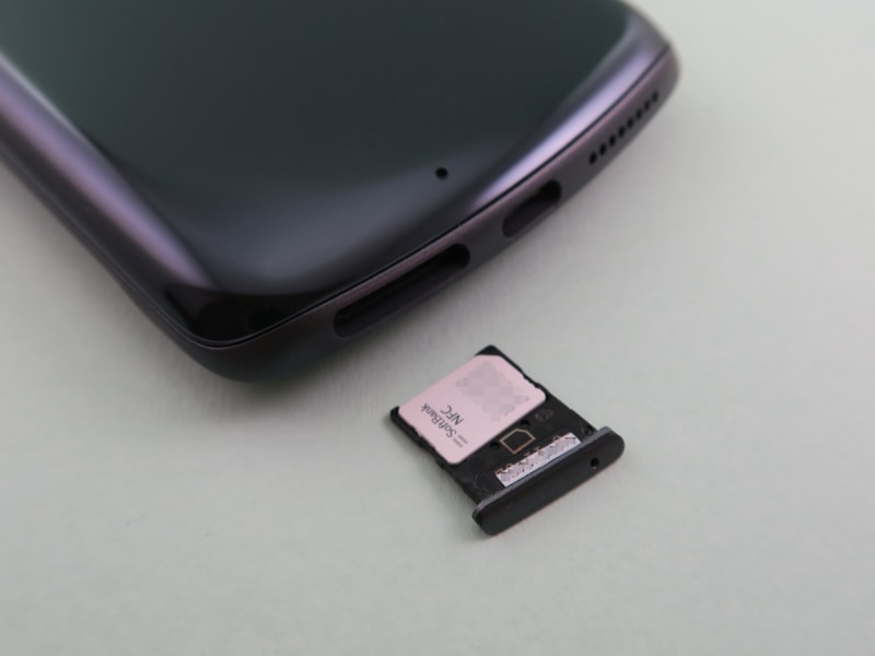 本体下部にピンで取り出すタイプのSIMカードトレイを備える