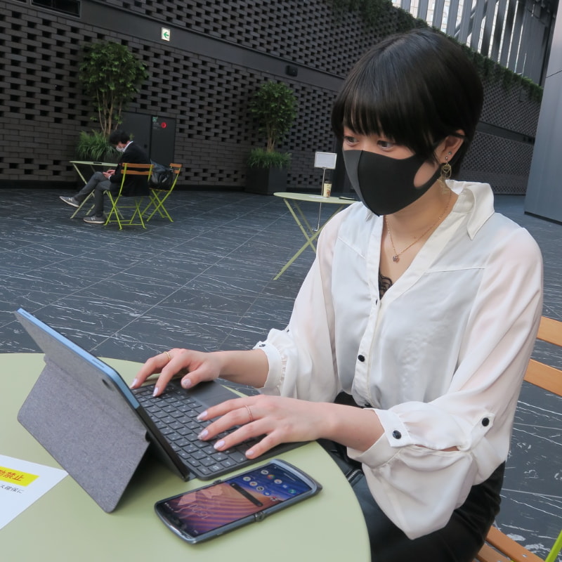 端末はフラットに開く形状のため、テザリング時などは机の上に置いて、操作する。もちろん、閉じた状態でもテザリングは可能