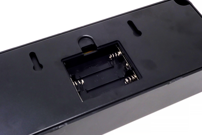 USB-C端子を備え給電が可能なほか、単3電池3本でも動作します。