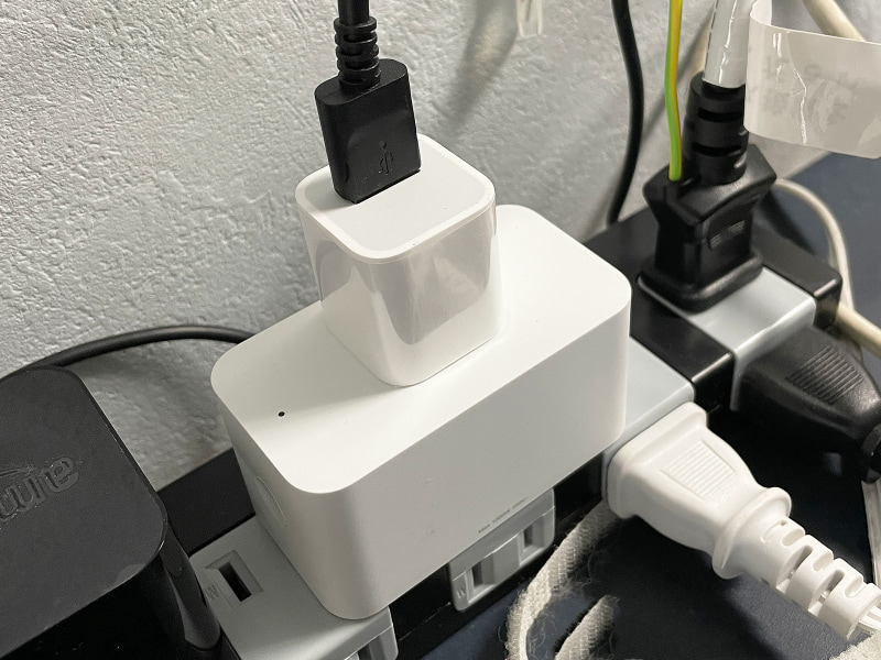 ケーブルを部屋の中まで伸ばし、スマートプラグに接続しています。ゴテゴテしていて不格好ですが……。