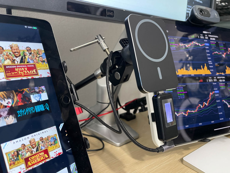 デスク用のMagSafe充電スタンド。車載用のMagSafe充電器をカメラ用アームのクランプで挟み込んでるだけではある。いまは試験的に電流計も接続してる