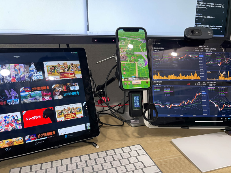 こんな感じでパソコンのメインディスプレイの下、固定運用している2枚のiPadのあいだにiPhoneが浮かんでる感じになる。利き手が届きやすく邪魔にならない位置である