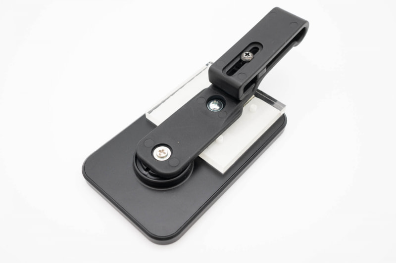 裏面にアクリル板を貼り付け、ネジ穴を切っただけの簡易仕様。でも元からあるネジ穴も使ってるのでかなり頑丈