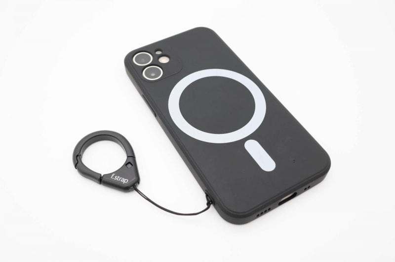MagSafe対応のジャケットケース。ブランド名は不明だけどYahoo!ショッピングのQUEEN LOCKというストアで購入。カメラ部が隠されるデザインもポイント。サンワサプライのフィンガーストラップで落下防止ケーブルとつないでる
