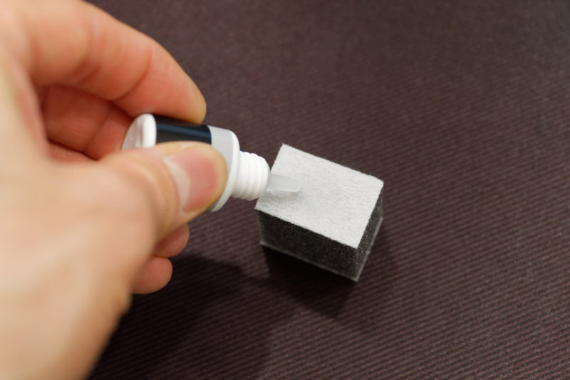 スポンジの白い面にコーティング剤を適量垂らす