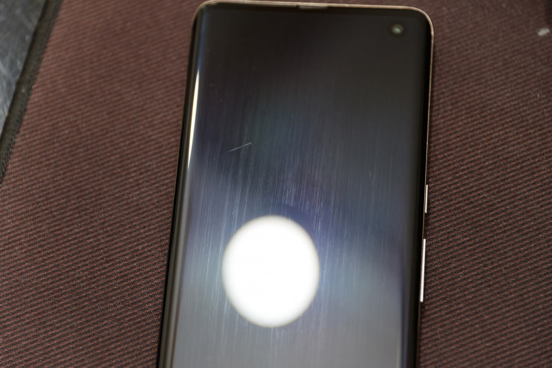 しばらくたつと筋などが目立つようになるが、ティッシュで拭いてきれいにすれば問題ない