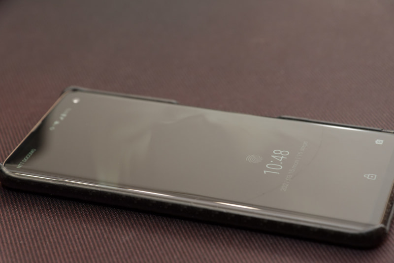 すべすべになった画面だが、右側に見えるように、施工翌日に子供に投げられ画面にヒビが入ってしまった。精神的にくるものがある