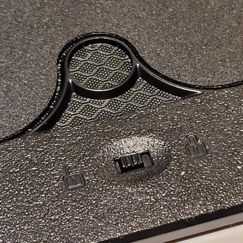 消去ボタンを間違って押しても消去不能にするスイッチもある