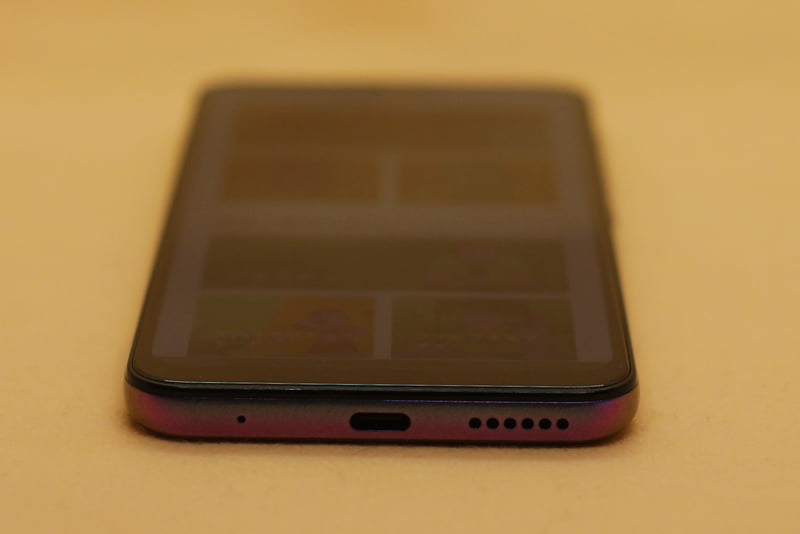 底部にマイク、USB Type-C、スピーカー