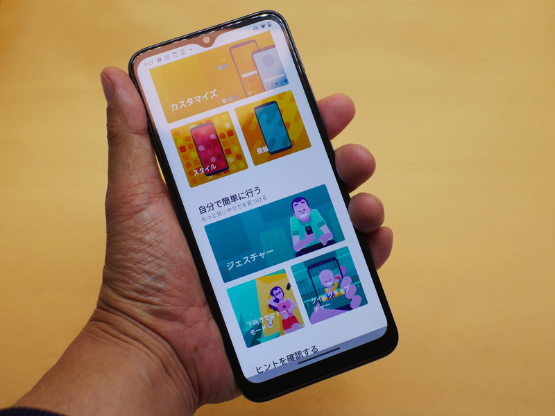 ディスプレイは6.5インチだが持ちやすい横幅