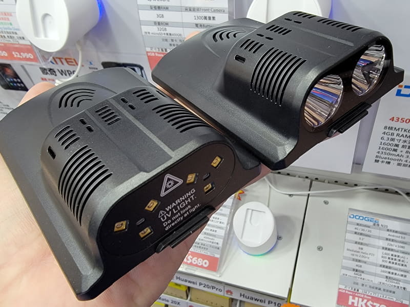 紫外線殺菌ライト（左）とLED大型ライト（右）