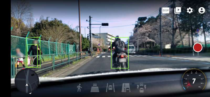 歩行者と前方のバイクに乗った人も認識。近づきすぎると警告音が鳴る