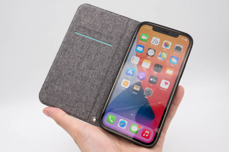 開いた状態。ヒンジ部分のストラップホールはハトメが付いてるので過重にも強い