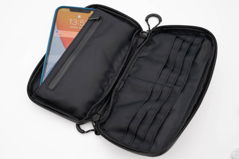 iPhone 12 Pro Maxも余裕で入る。ポケットがたくさんあるので、カードなど薄い小物を分類しつつ持ち運べるのが便利だ