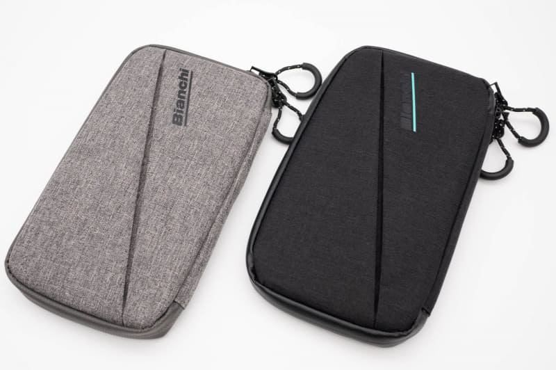 Water Repellent Smartphone Pouch。ブラックはロゴのcelesteカラーのワンポイントが映える