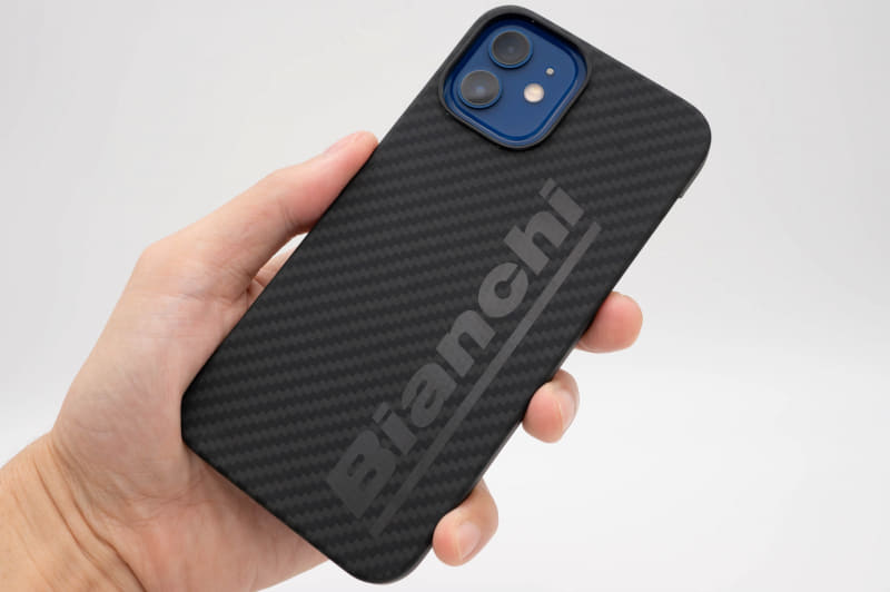 Ultra Slim Aramid Case。ケースを着けない"裸”とほとんど変わらない軽量薄型ぶりが特徴的