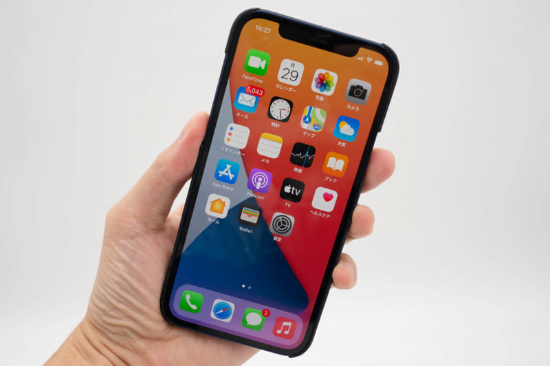 とにかく薄い。前面から見たときの印象はほとんど変わらない