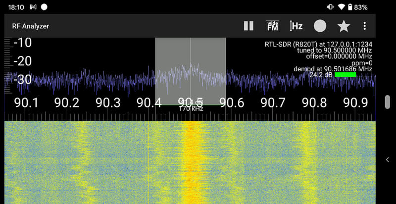 SDRドングルを機能させるドライバーアプリ「SDR driver」と、放送を聴取するためのアプリが必要になる。ここでは放送聴取用アプリとして「RF Analyzer」を使っている。ちなみに、このスクリーンショットで受信中の周波数は90.5MHz。関東エリアのワイドFMでTBSラジオ（AM放送だと954kHz）を聴いている状態だ。