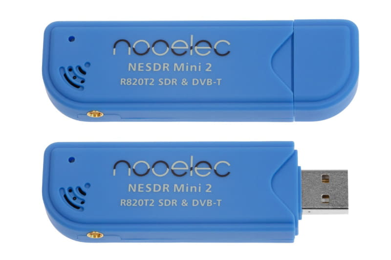 Nooelecの「NESDR Mini 2」は比較的に安価なSDRドングル。USB-Aコネクタでパソコンに接続し、パソコン用のソフトウェアラジオアプリを使って広帯域受信を行える。ここではOTGケーブルを使ってAndroidスマートフォンに接続する。