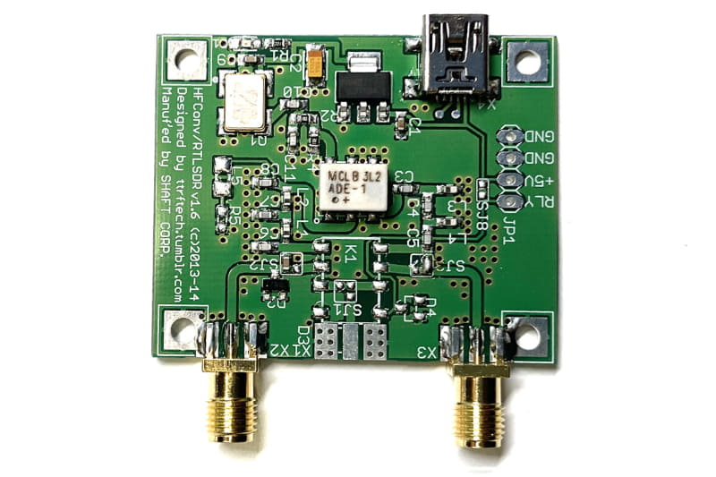 UP CONVERTERの一種「RTL-SDR対応HF UP CONVERTER」。長波/中波/短波の周波数を+100MHzアップし、SDRドングルで受信できるようにする周波数コンバーターだ。電源はUSB。専用の金属製ケースも売られている。