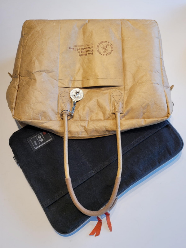 持ち手のないパソコンブリーフケースの使命はより大きな鞄の中での意味がメインなので、両面にあるポケットは明確な目的が無ければ何らかの場合の余裕の収納箇所だと考えている