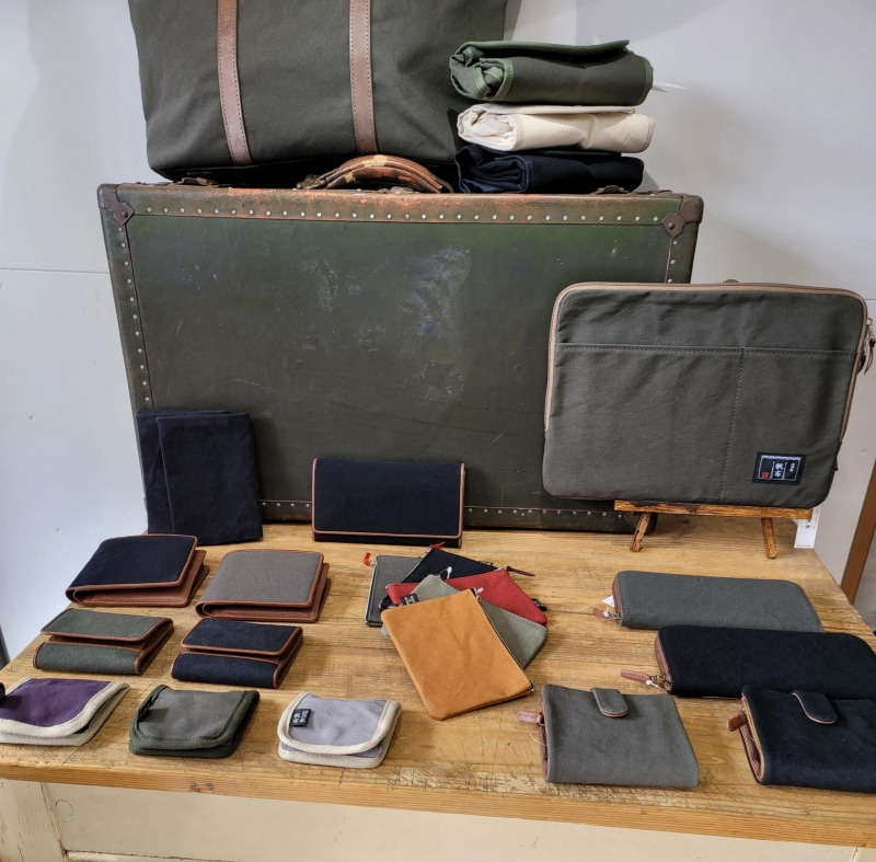 谷中ぎんざ店にはオリーブ色もあったが飽きの来ないブラックを選択した