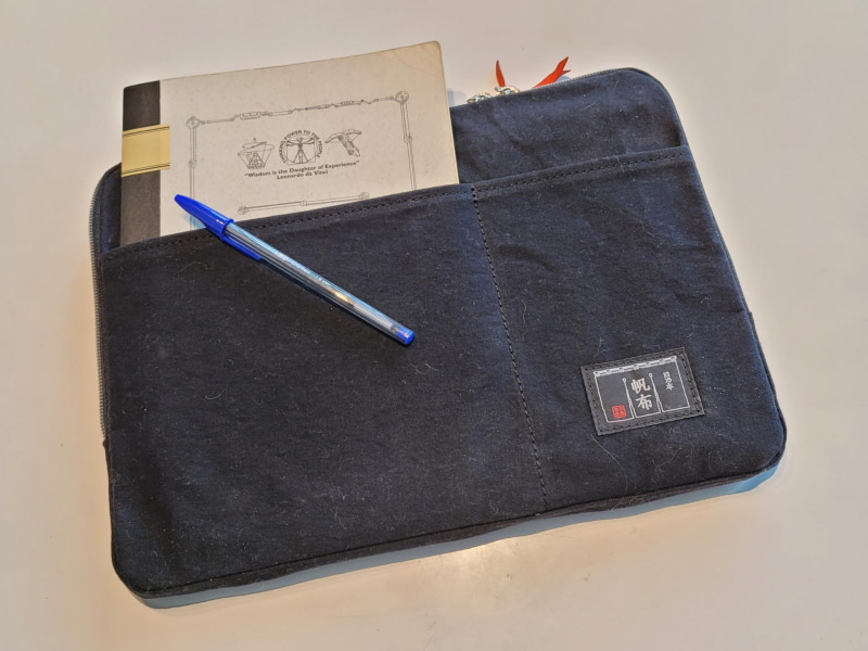 普段は仲間と創った正方形に近いオリジナルデザインのツバメ大学ノートとBICボールペンだけを入れている