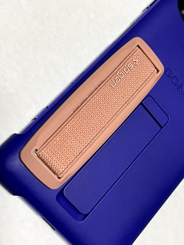 貼る場所が限られることから選んだスマホバンド