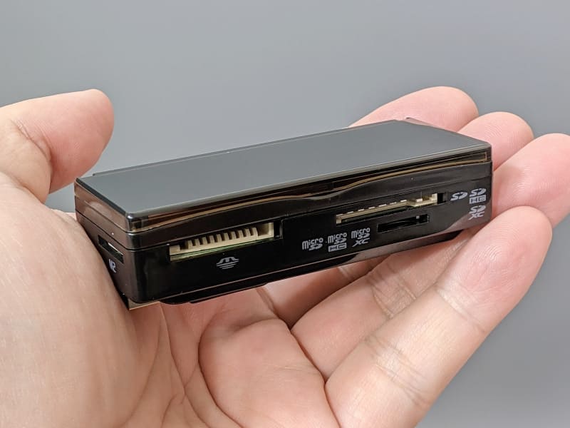 製品外観。見た目は一般的なカードリーダー