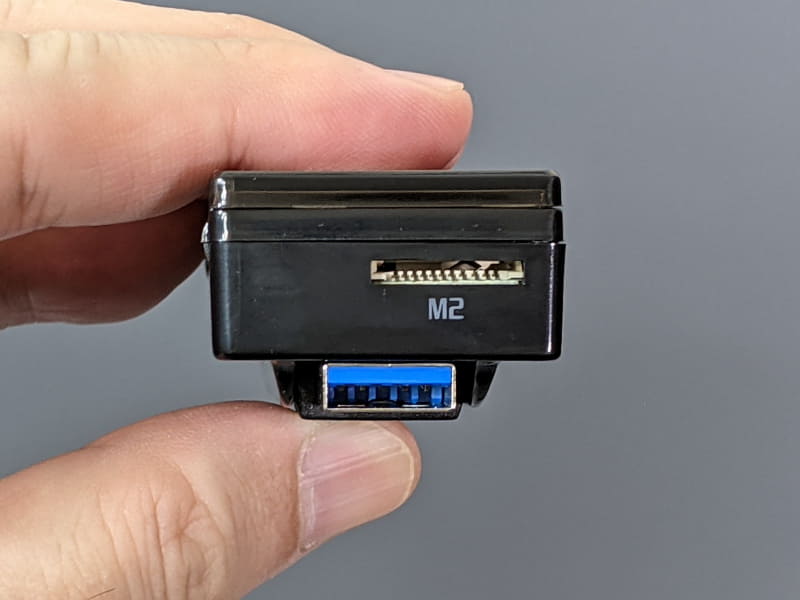 左側面にはM2のスロットを備える