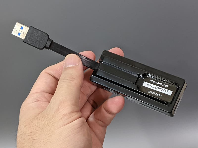 USBケーブルは底面に折りたたんでおける。持ち歩きを前提とした設計だ
