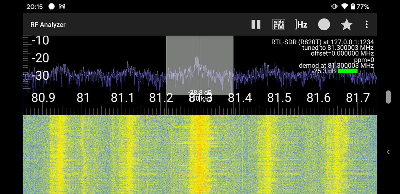 「RF Analyzer」アプリでFM放送を聴取している様子。どこに強い電波が出ているかを可視化でき、指でタッチして操作できる