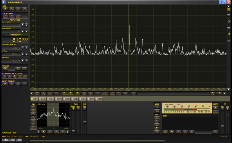 専用アプリで放送を受信している様子。電波状況がスペクトラム表示されるので、どのあたりの周波数で放送がされているのかひと目でわかる。電波の山をクリックすればチューニング完了