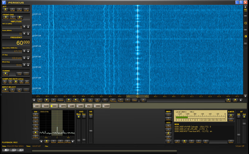 こちらはウォーターフォール表示。見えている電波を丸ごと保存することもできる。音なら録音、映像なら録画だが、電波の帯域の丸ごと保存は……録電？　録波？　たとえば中波放送を全部、好きな時間分保存し、後からその電波を再生し、じっくりとチューニングしたり解析したりできる
