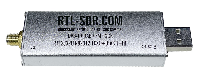 RTL-SDR.COM V3は24〜1700MHzの電波を受信できるSDRドングル。アルミ製ケースに入っている。USBメモリー的サイズのSDRドングルは使用中にかなり熱くなるが、このドングルは放熱性がなかなか良好である
